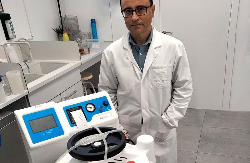 Luis Fernando Portillo Pedraza from Eurofins Group in the microbiology laboratory with the RAYPA AE-MP series media preparator.